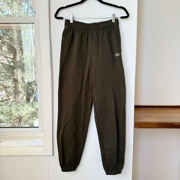 Alo Yoga Accolade Sweatpants Joggers in Green Dark Olive - Picture 1 of 5